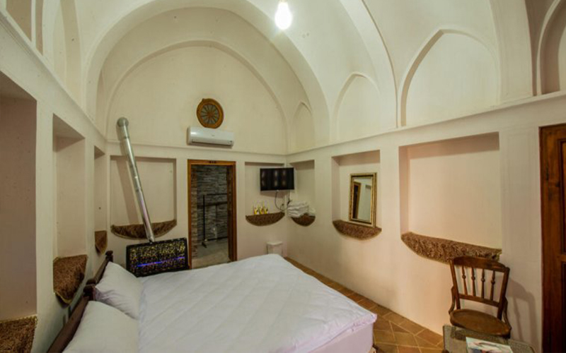 فضای داخلی اتاق ها اقامتگاه سنتی شاسوسا کاشان